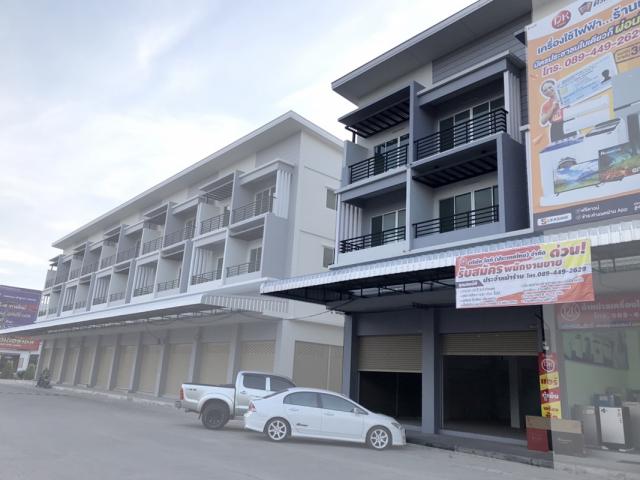ขาย/ให้เช่า อาคารพาณิชย์2คูหา 3.5ชั้น  (อยู่ตรงข้ามตลาดชัชวาล ลำลูกกาคลอง7) มีที่จอดรถส่วนตัว เจ้าของปล่อยเองครับ 